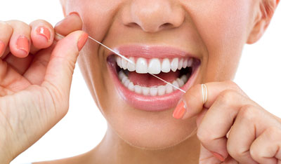 Zahnseide Zahnzwischenräume reinigen